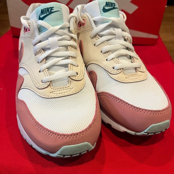 Nike AIR MAX 1 (GS) Sneakers in Pink and Cream - Picture 3 of 5